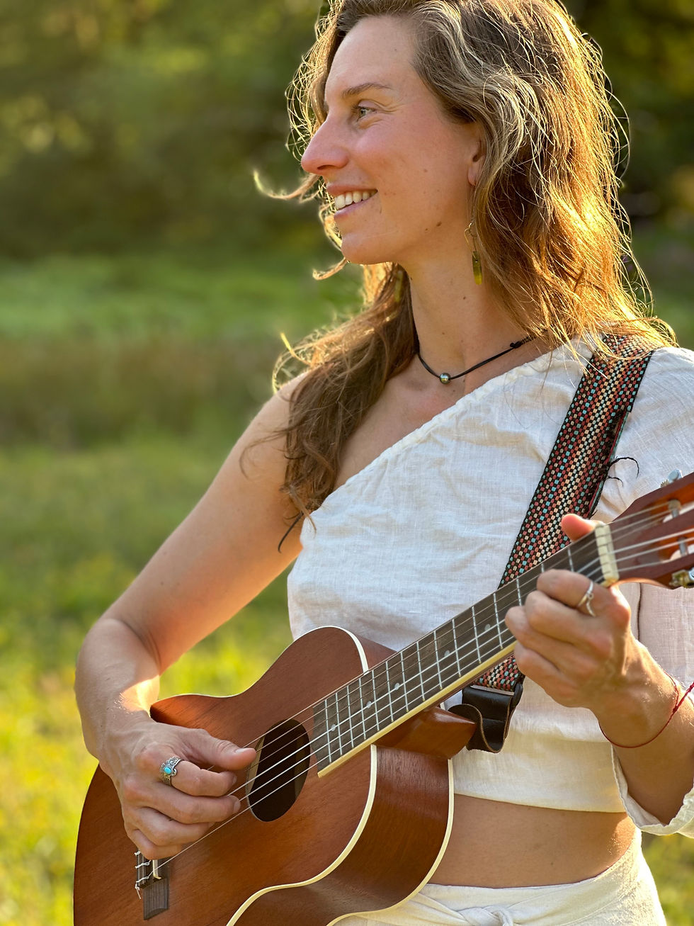 Nathalie Claes playing a ukulele