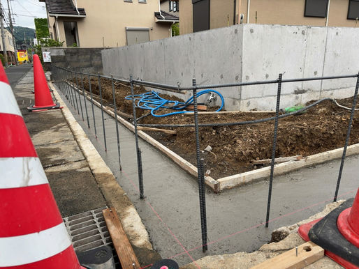 マイホームへの期待が高まる 基礎工事の完成と境界化粧ブロック積み