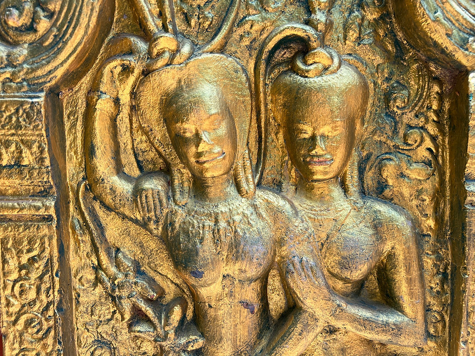Goldfarbenes Relief in Phnom Penh – kunstvolles Detail auf unserer Reise durch Kambodscha