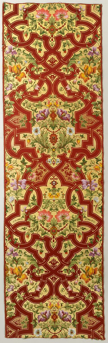  O ornamento estrutural (strapwork) se mistura aos motivos florais, num diálogo entre rigidez e delicadeza — reflexo do ecletismo do período, quando estilos históricos eram recombinados livremente.