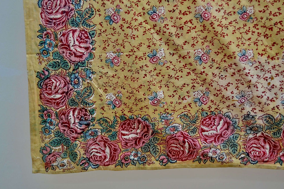 Os motivos florais em rosa e vinho evocam o romantismo doméstico e feminino do século XIX. A estampa transmite delicadeza, amor romântico e uma estética ornamental que se aproxima da pintura.