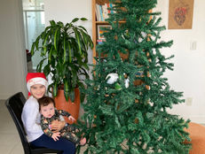 Irmãs pequenas sorrindo enquanto montam a decoração de Natal