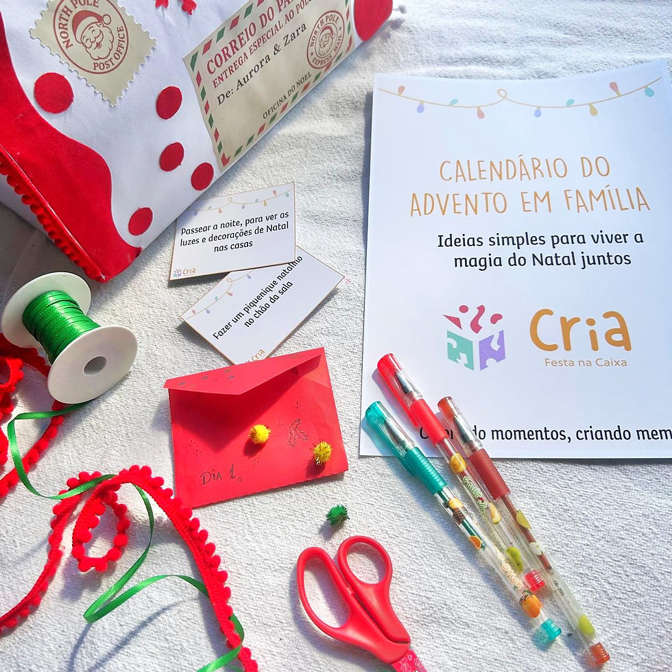 Imagem com o guia “Calendário do Advento em Família” da Cria, envelopes coloridos, canetas e fita, em uma composição natalina suave.