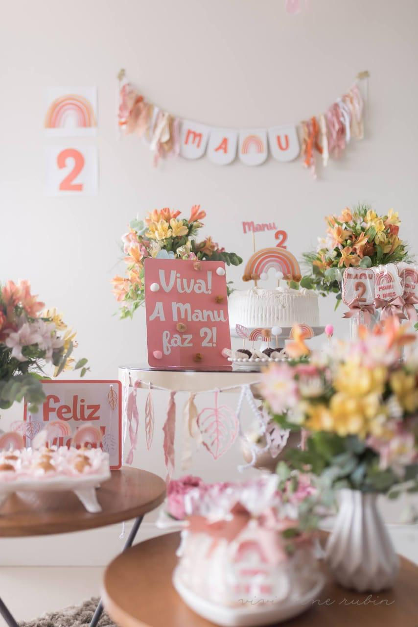 Festa infantil simples decorada com flores, bolo caseiro e elementos personalizados em tons suaves.