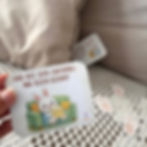 Pista caça aos ovos de Páscoa escondida no sofá