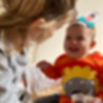 crianças com orelhas de coelho comemorando a páscoa