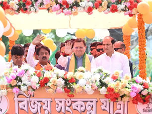 बंगाल में धामी का हमला: TMC पर ‘सिंडिकेट’ की तरह काम करने का आरोप