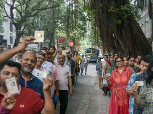 “फाल्टा विधानसभा क्षेत्र में पुनर्मतदान की तैयारी, सुरक्षा के बीच मतदान केंद्र का दृश्य”