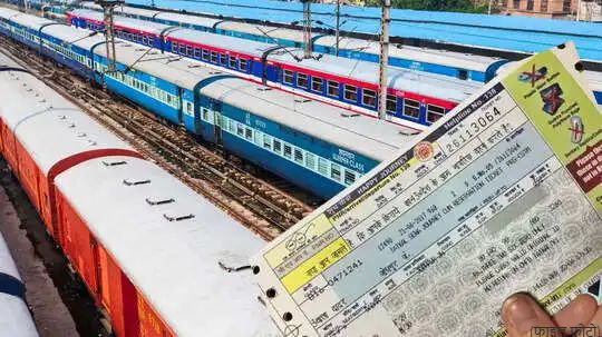 “भारतीय रेलवे स्टेशन पर यात्रियों की भीड़ और रिजर्व टिकट का दृश्य”