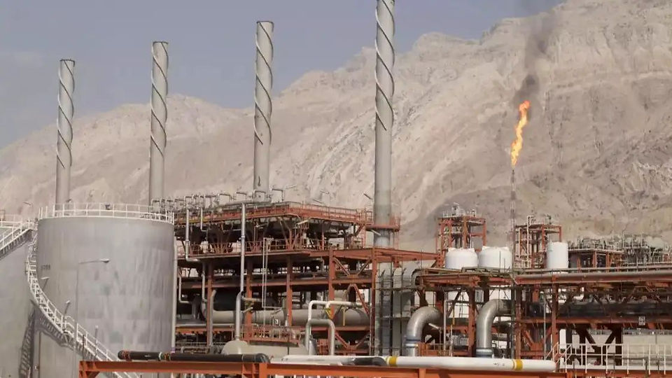 Gas processing facility with burning flare