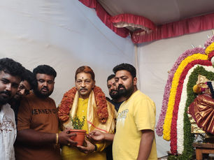 भक्ति और सेवा का संगम: बंडे महाकाली उत्सव में उमड़ी श्रद्धालुओं की भीड़, महेंद्र मुणोत ने वितरित की शिक्षण सामग्री
