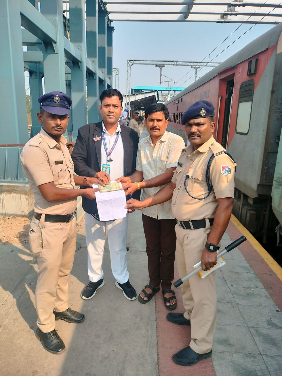 ईमानदारी की मिसाल: यात्री ने ट्रेन में मिले 50 हजार रुपये रेलवे पुलिस को सौंपे