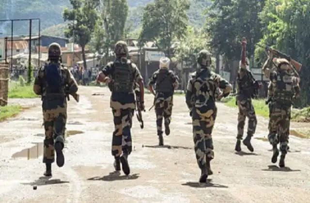 मणिपुर में सुरक्षा बलों की बड़ी कार्रवाई: तीन खूंखार उग्रवादी गिरफ्तार, एक महिला भी शामिल