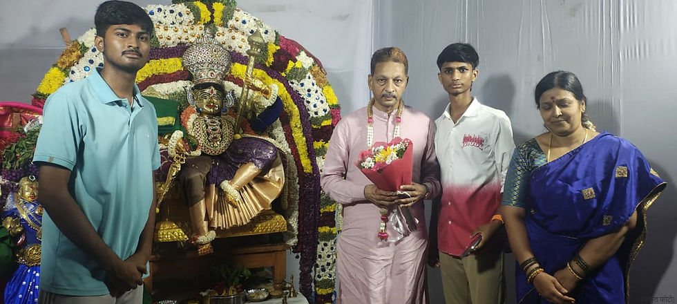 “बिन्निपेट में अणम्मा देवी उत्सव के दौरान बच्चों को शिक्षण सामग्री वितरित करते महेंद्र मुणोत”