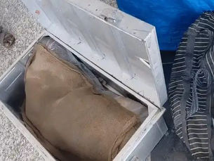 “गोमतीनगर रेलवे स्टेशन पर जांच करती जीआरपी और आरपीएफ टीम”