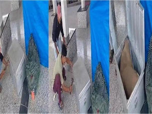 “छपरा-गोमतीनगर एक्सप्रेस की स्लीपर बोगी के बाहर जांच करती रेलवे पुलिस”