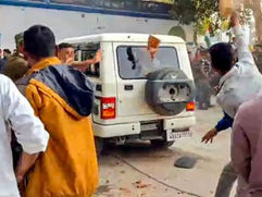 कोलकाता में चुनावी संग्राम: निर्वाचन कार्यालय के बाहर  बीजेपी–टीएमसी भिड़ंत, वाहनों में तोड़फोड़