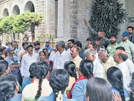 बेंगलूरु में नौकरी सुरक्षा की मांग पर पौराकर्मिकों का जीबीए कार्यालय घेराव, मई में बड़े आंदोलन की चेतावनी