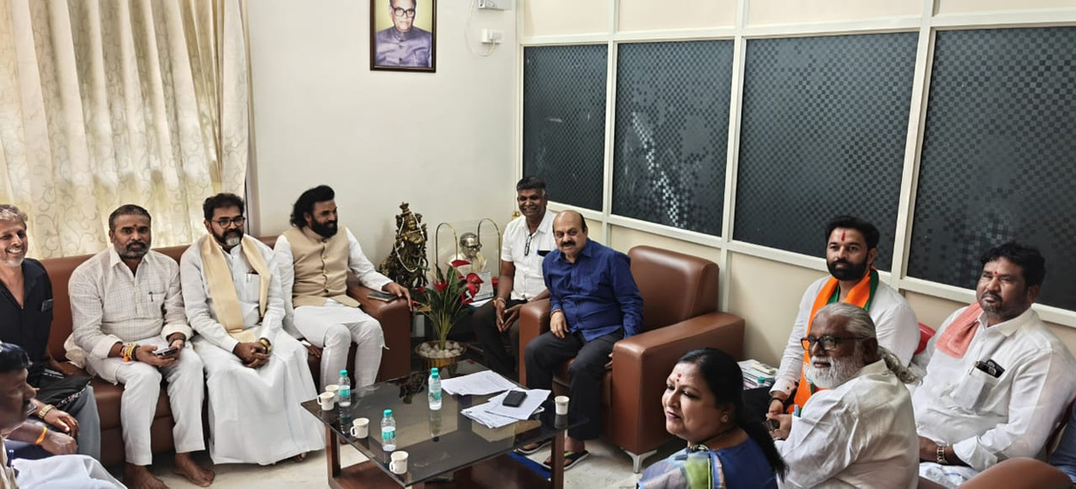 दलित समाज का प्रतिनिधित्व पूर्व मुख्यमंत्री से मिले 