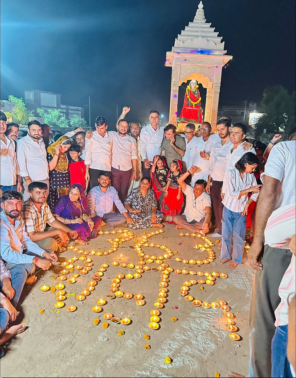 सांचौर में खेजड़ली बलिदान दिवस पर 363 बलिदानियों को दीप प्रज्वलित कर श्रद्धांजलि अर्पित करते नागरिक