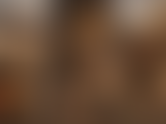 Wanaume wamesimama mbele ya vichwa vilivyowekwa kwenye miti, nyuma ni mandhari ya mawe. Kati ni jumba la kifalme na askari. Wanaume wamejawa na hasira.