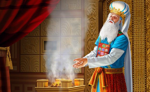 Mzee aliyevaa mavazi yenye rangi angavu, mwenye ndevu ndefu, anainua mikono juu ya madhabahu ya kufukizia uvumba ndani ya hekalu lenye mapambo.