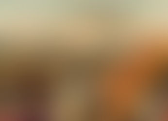 Watu wakusanyika nje ya mahema katika jangwa, wakitazama kundi la nzige angani. Mandhari ni ya rangi ya mchanga na hisia ya wasiwasi.