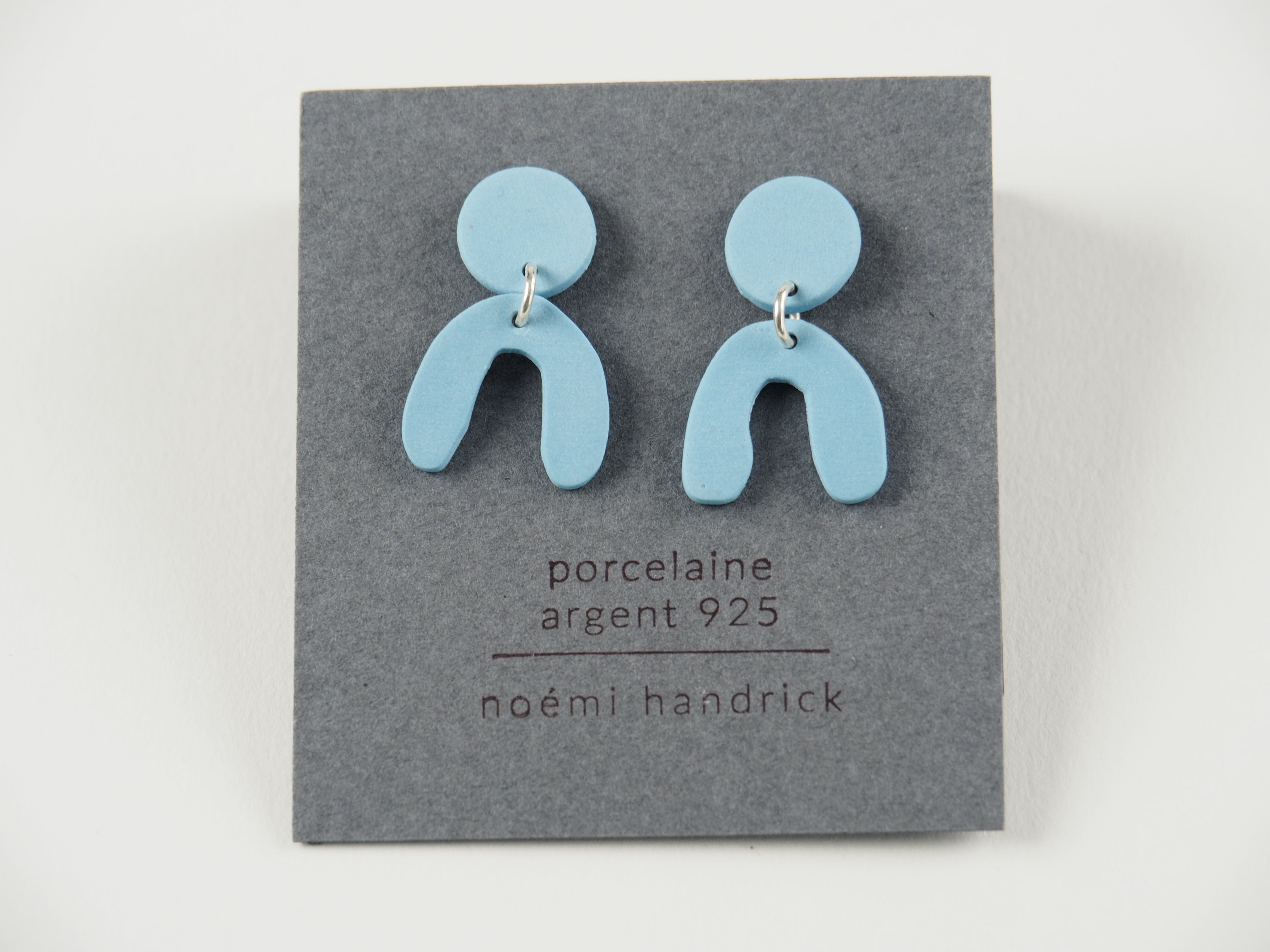 boucles d'oreilles bleu ciel mat
