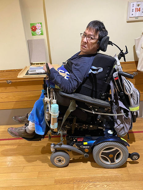 電動車椅子のペルモビールに乗っている写真