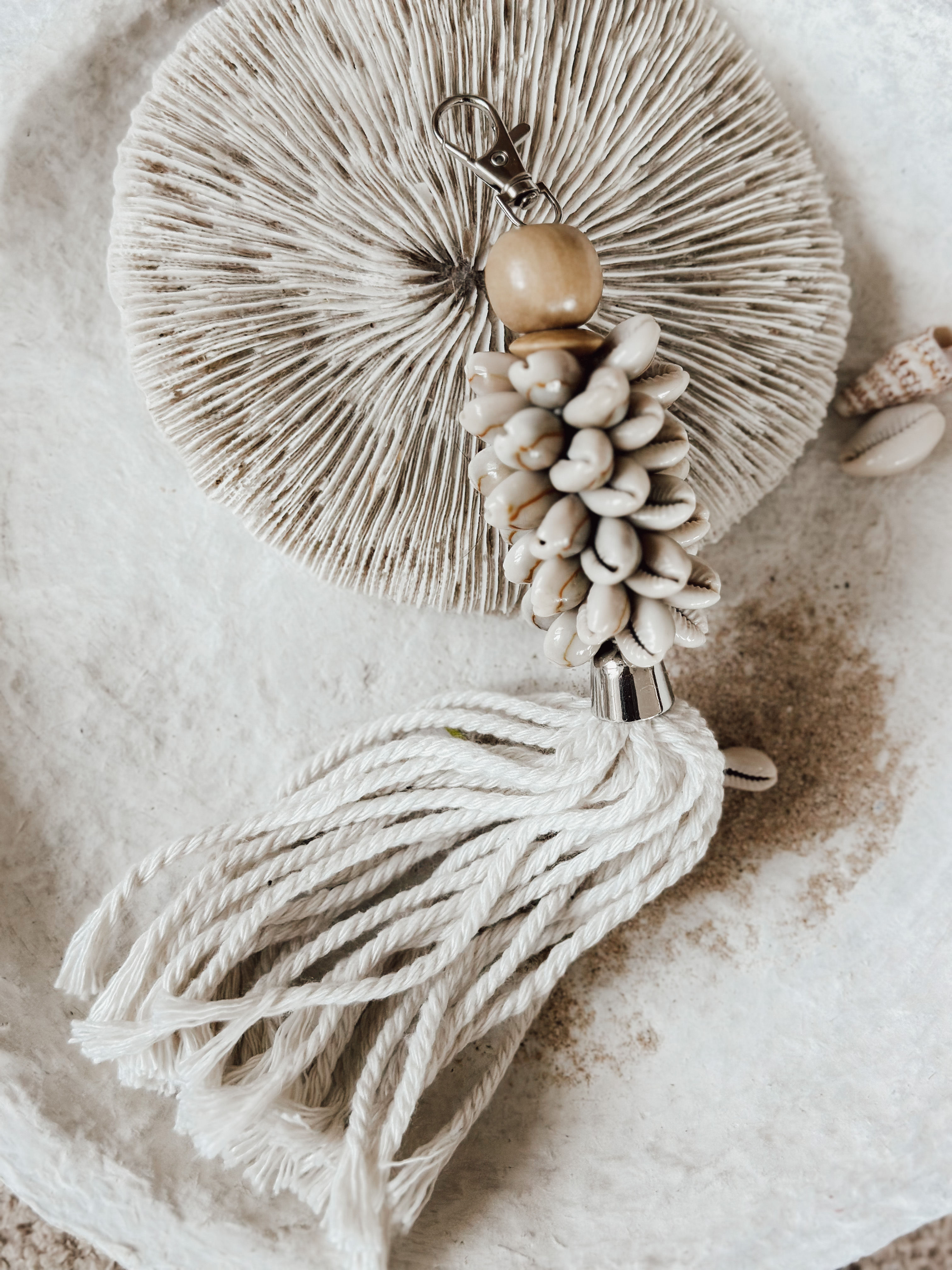 Schlüssel-/Taschenanhänger mit Muscheln, weiß