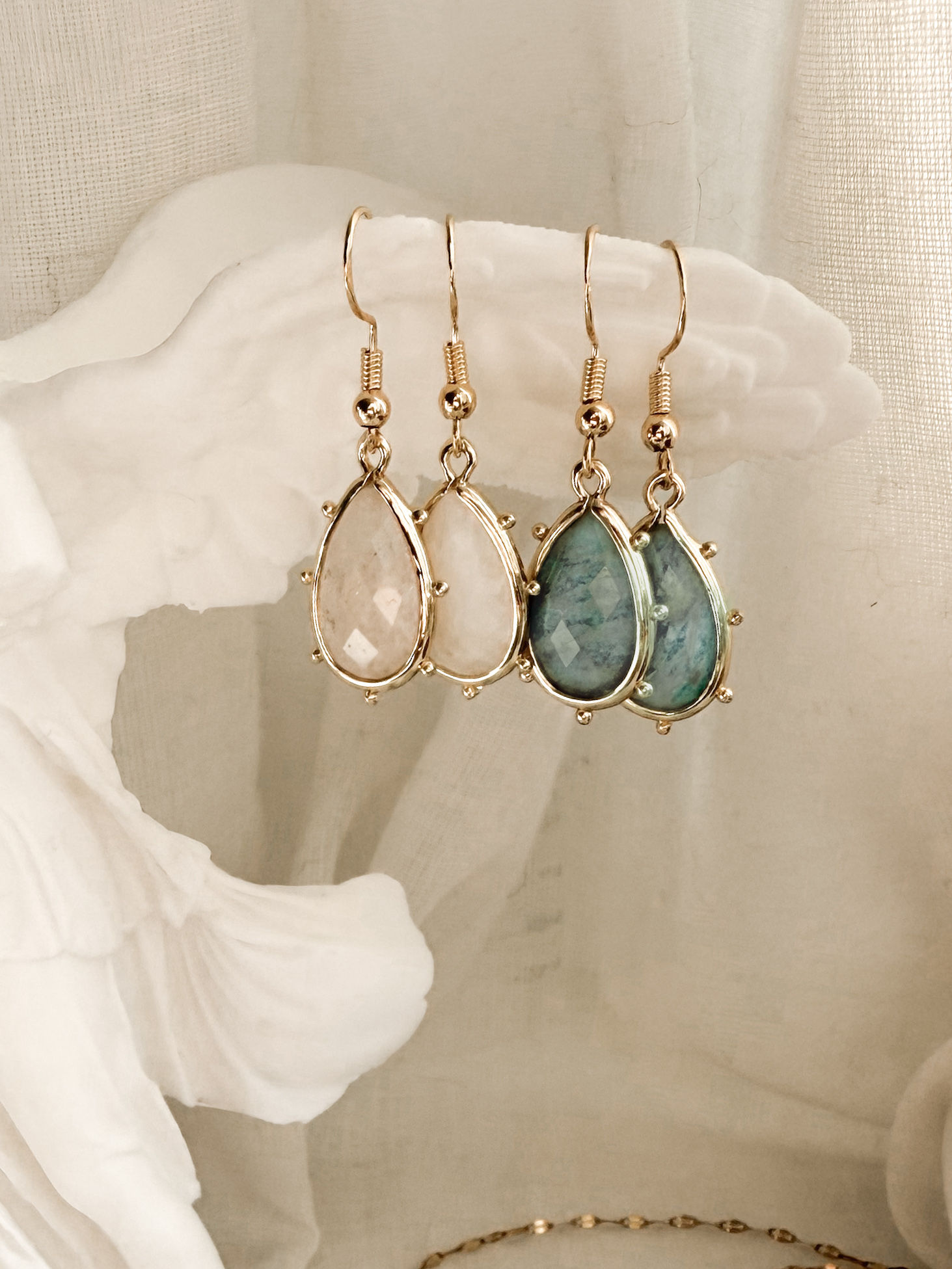 Filigrane goldene Edelstein Ohrringe Mondstein oder Amazonit