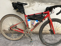 Badlands... c'est la reine des épreuves ultra gravel. La plus belle, la plus dure. Le départ se fait à Grenade, en Andalousie, au sud de l'Espagne. S'en suit une virée de 700km à travers la Sierra Nevada en passant par 4 déserts.