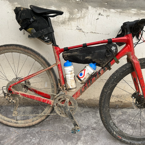 Badlands... c'est la reine des épreuves ultra gravel. La plus belle, la plus dure.  Le départ se fait à Grenade, en Andalousie, au sud de l'Espagne. S'en suit une virée de 700km à travers la Sierra Nevada en passant par 4 déserts. 