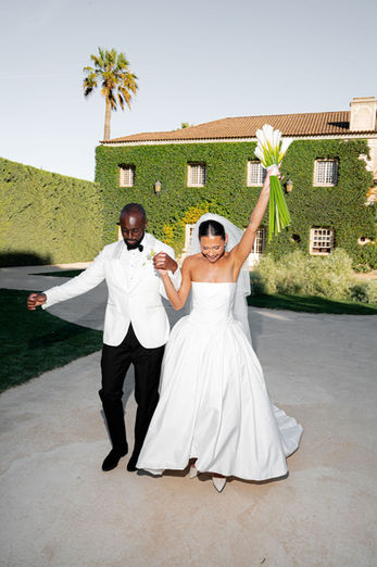 The bride and groom celebrating in front of the façade of Solar de Pancas