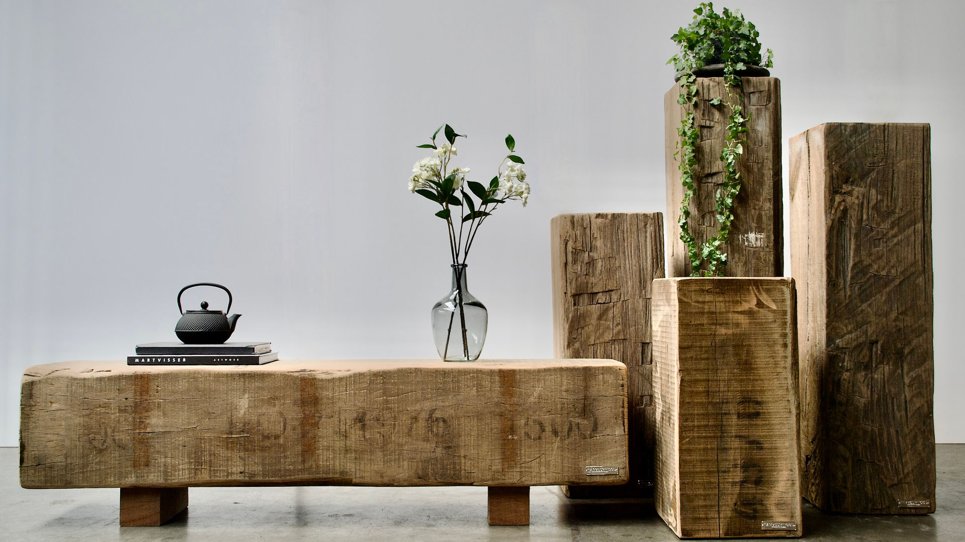 Meerpaal sokkels en meerpaal bank, productnamen; New York Post en -Relaxer. Overzicht van New York collectie van Harbourwood.