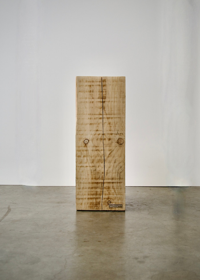 - Vooraanzicht van een robuuste houten meerpaalsokkel van het merk Harbourwood.