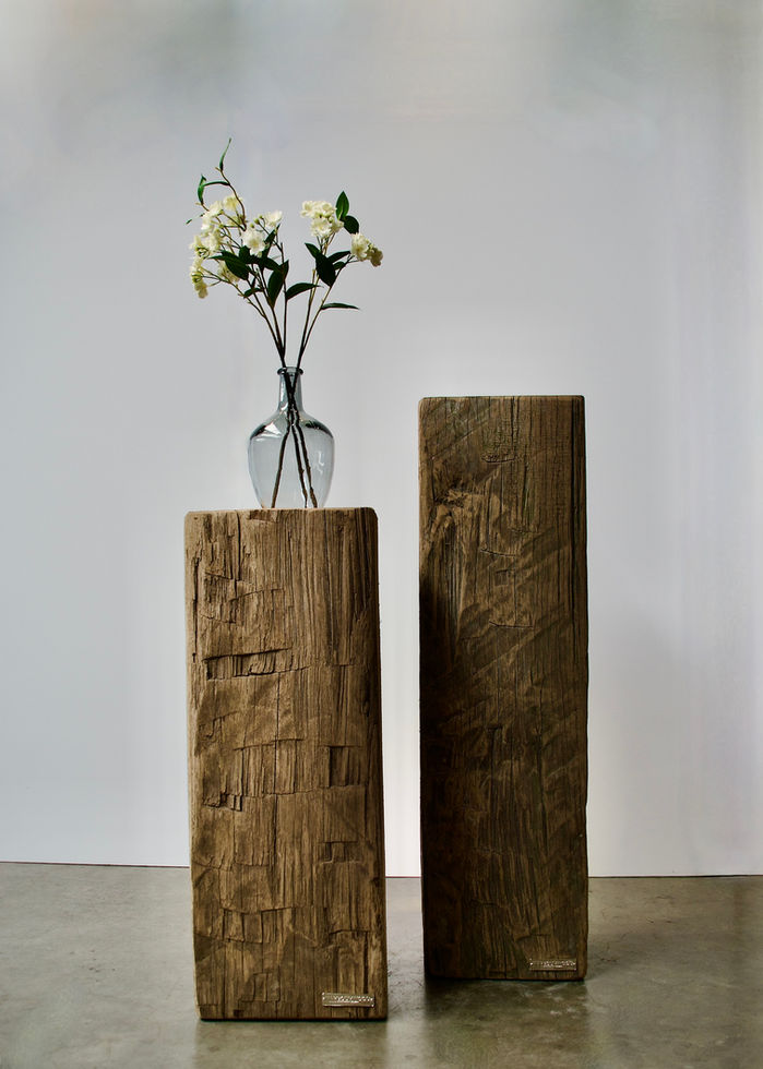 - Vooraanzicht van twee robuuste houten meerpaalsokkels van het merk Harbourwood.