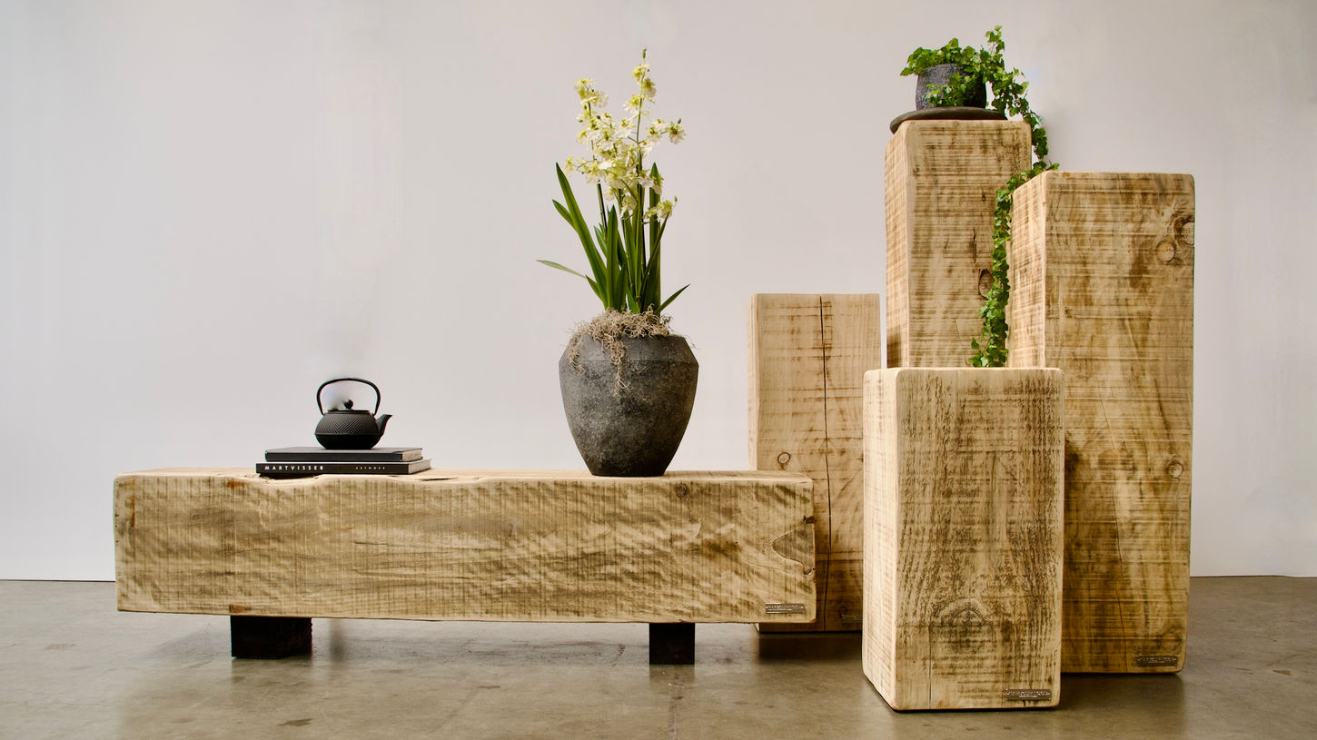 Meerpaal sokkels en meerpaal bank, productnamen; Sydney Post en -Relaxer. Overzicht van Sydney collectie van Harbourwood.