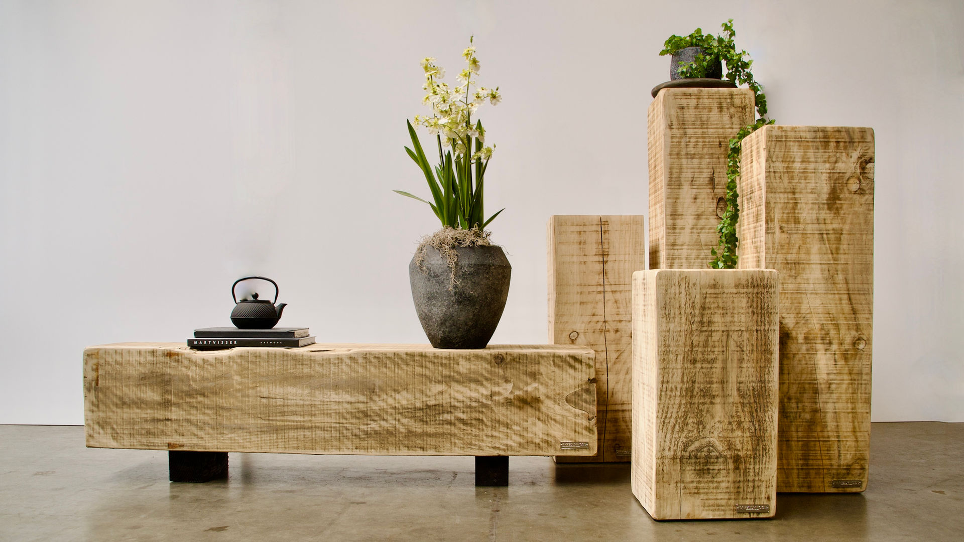 Meerpaal sokkels en meerpaal bank, productnamen; Sydney Post en -Relaxer. Overzicht van Sydney collectie van Harbourwood.