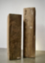 - Vooraanzicht van twee robuuste houten meerpaalsokkels van het merk Harbourwood.