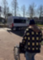 Rolstoel wordt geduwd richting bus