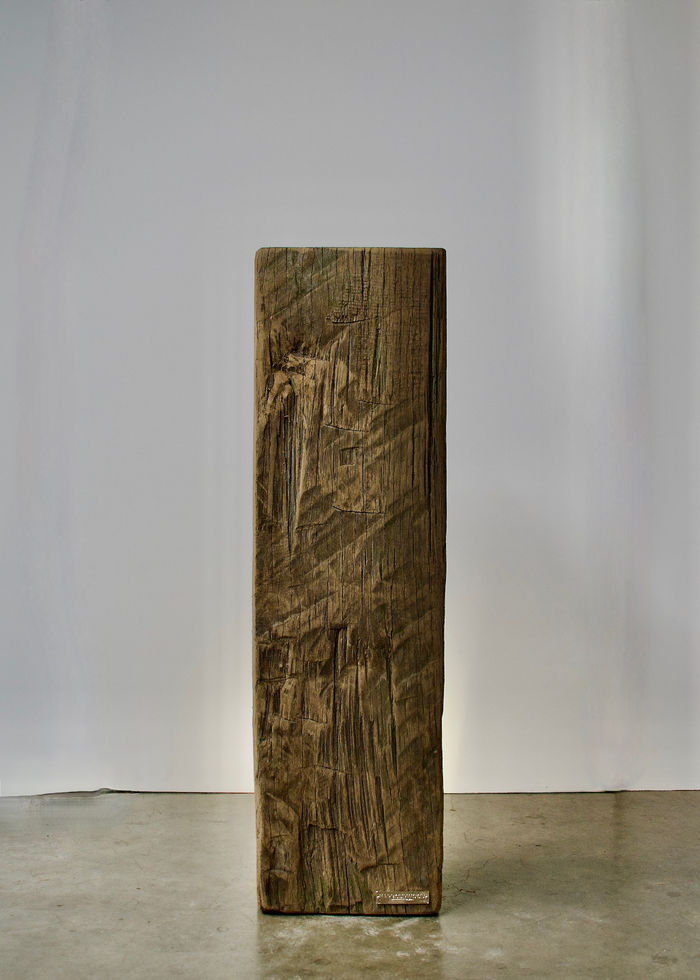 - Vooraanzicht van een robuuste houten meerpaalsokkel van het merk Harbourwood.