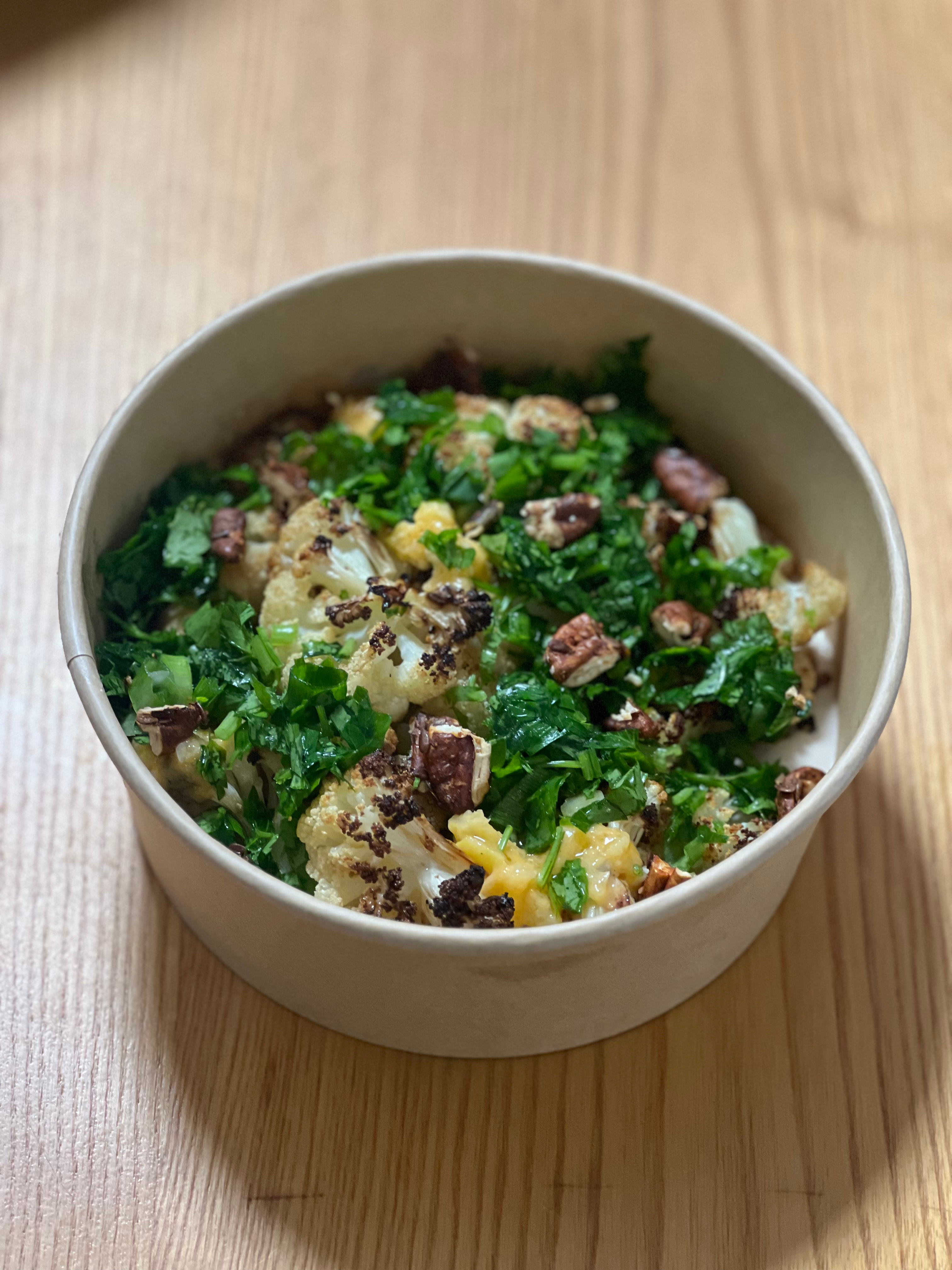 כרובית בתנור על מצע טחינה ולימן כבוש