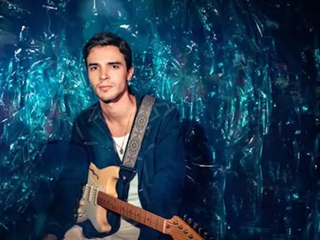 Alejandro Santamaría presenta su nuevo sencillo "Vestido azul"