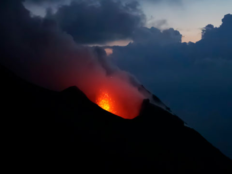 El expiloto que voló en el interior de un volcán activo