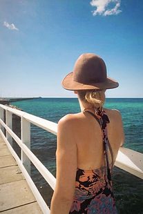 Fabienne Mendoza de dos sur un ponton, face à l'océan