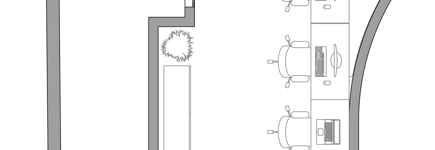 Planta baixa humanizada do layout final da Sala Estúdio K, ilustrando a disposição das mesas de trabalho, circulação e banheiro.