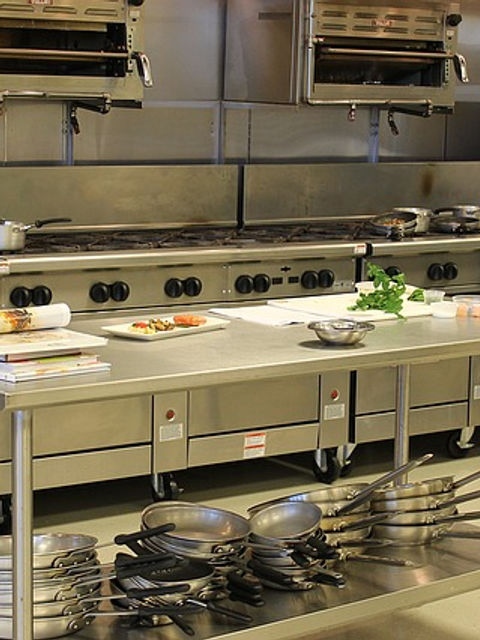 Equipamentos para cozinha industrial: bancadas