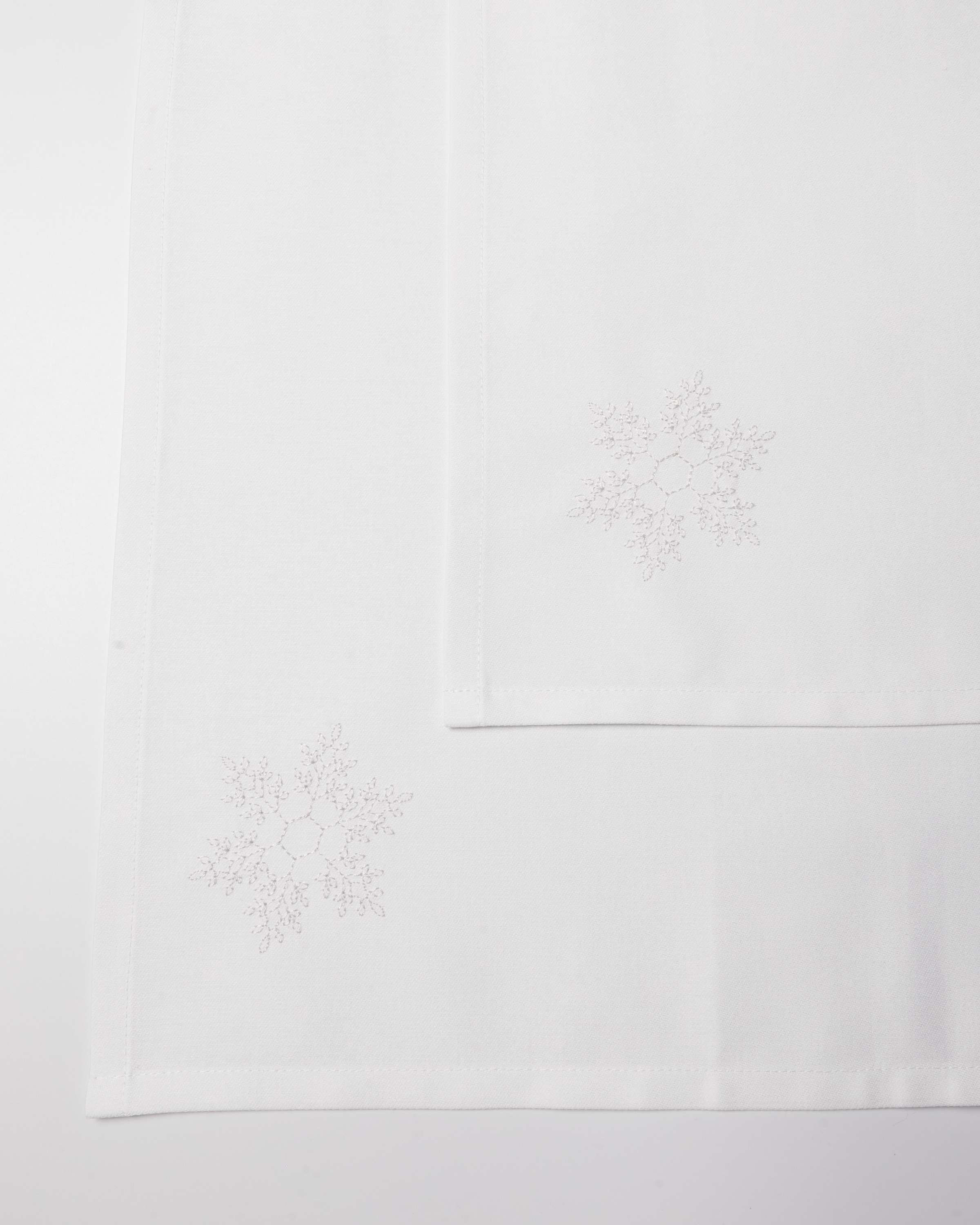 Serwetka z jasno szarym haftem 