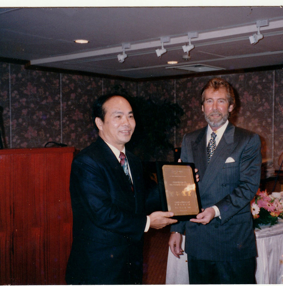 製造助熔法合成紅藍寶石及高溫高壓合成鑽石的Tom Chatom 應GIA校友會邀請於晶華酒店演講